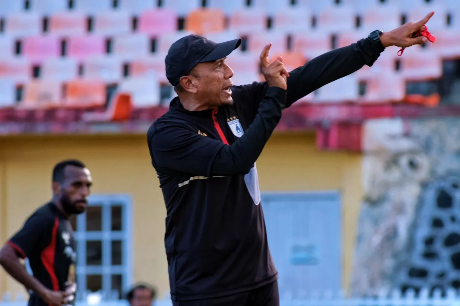 Rahmad Darmawan saat memimpin latihan Persipura di Stadion Mandala Jayapura, Selasa, 14 Oktober 2025. (CEPOSONLINE.COM/GRATIANUS SILAS)