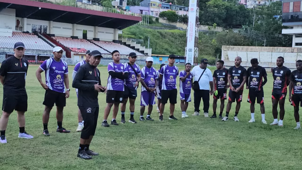 Pelatih Persipura, Rahmad Darmawan saat memberikan arahan kepada pemain usai latihan di Stadion Mandala Jayapura, Selasa (14/10/2025). (CEPOSONLINE.COM/HANS PALEN).