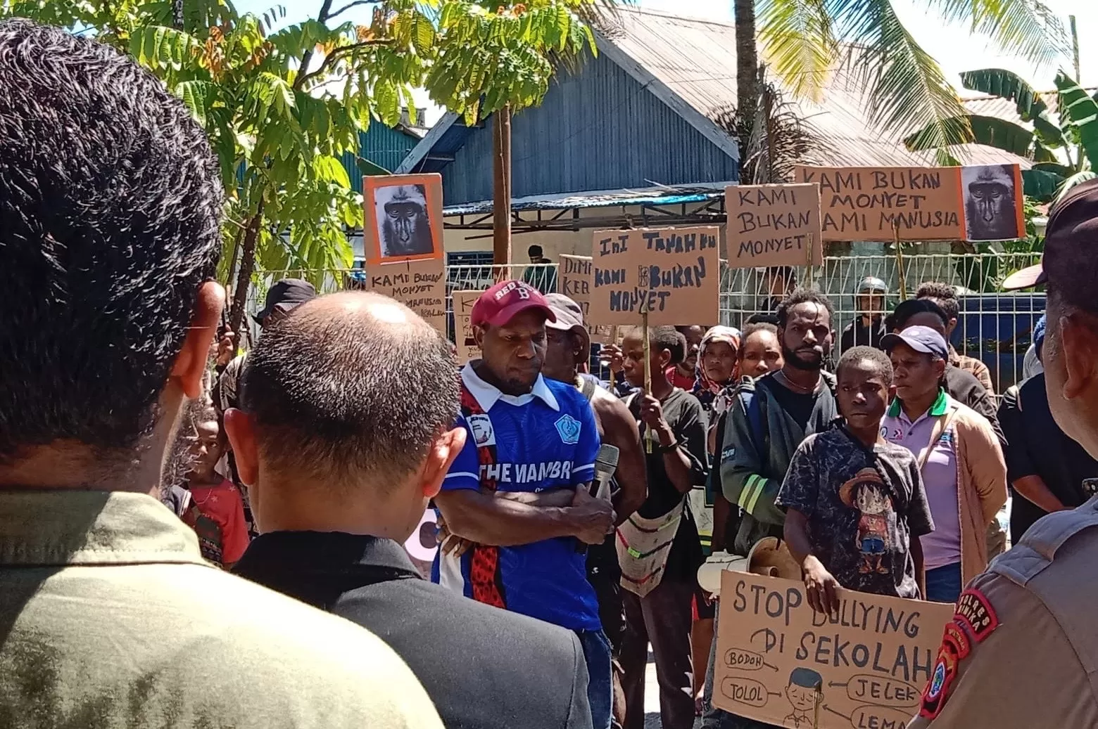 Potret aksi unjuk rasa menyikapi tindakan perundungan berupa sapaan rasis yang diterima oleh seorang siswi kelas VII SMP di Sekolah Kalam Kudus, yang digelar oleh orang tua dan keluarga korban.  ((Cenderawasih Pos/Moh. Wahyu Welerubun).)