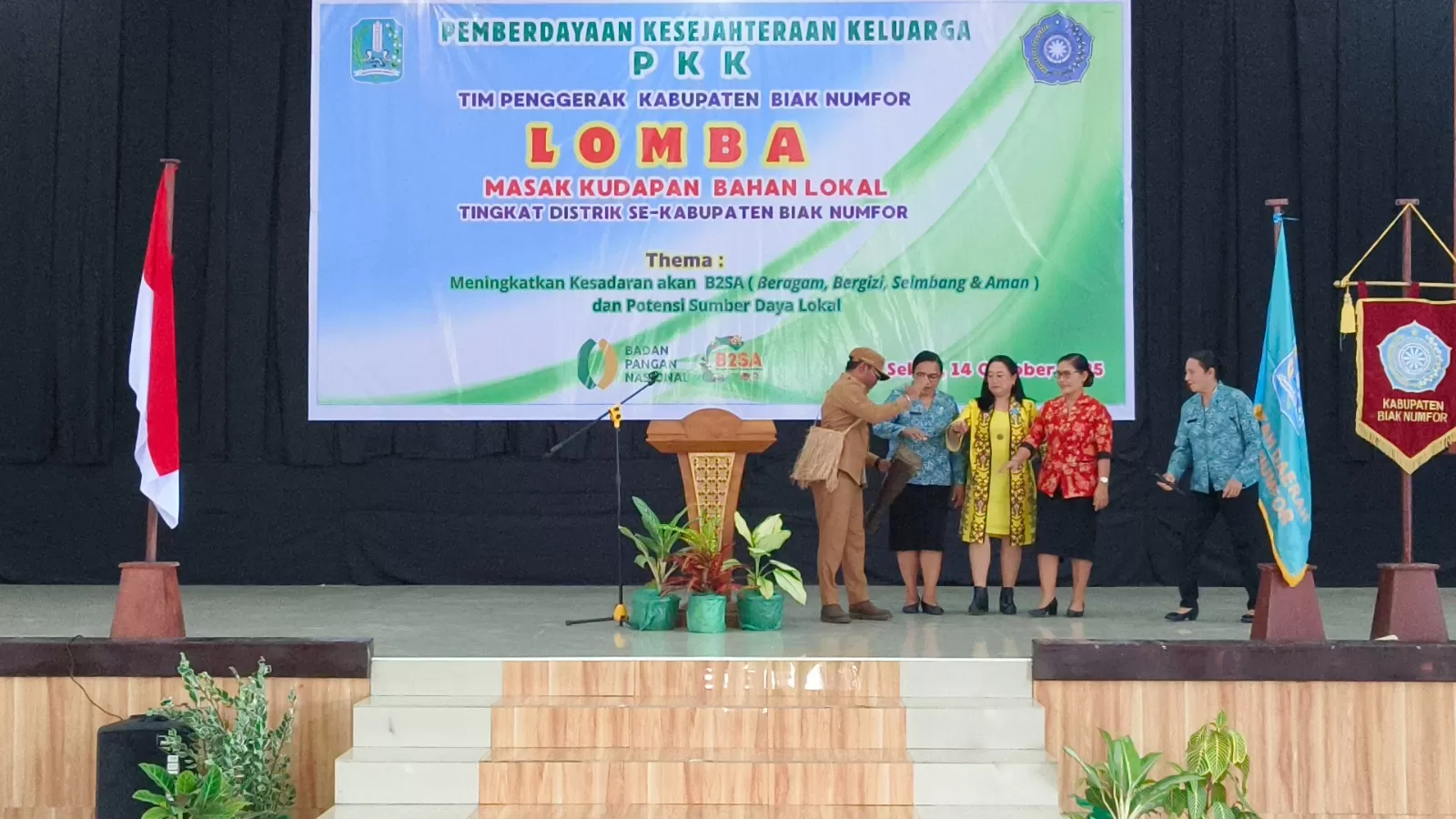 Wakil Bupati Biak Numfor Jimmy CR Kapisa bersama Ketua TP PKK Biak Numfor Imelda Mansnembra, Ketau GOW, dan Ketua Dharma Wanita, saat membuka Lomba Masak Kudapan Bahan Lokal, Selasa 14 Oktober 2025. 