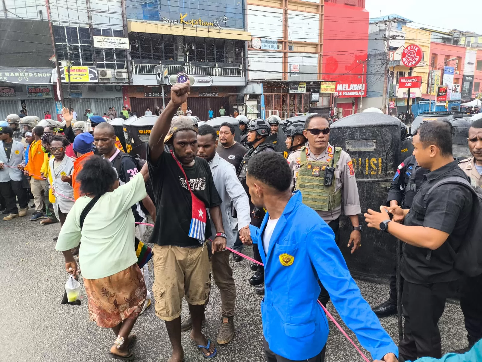 Massa saat bersitegang dengan aparat keamanan di lingkaran Abepura pada aksi demo Rabu (15/10/2025) (CEPOSONLINE.COM/GAMEL)
