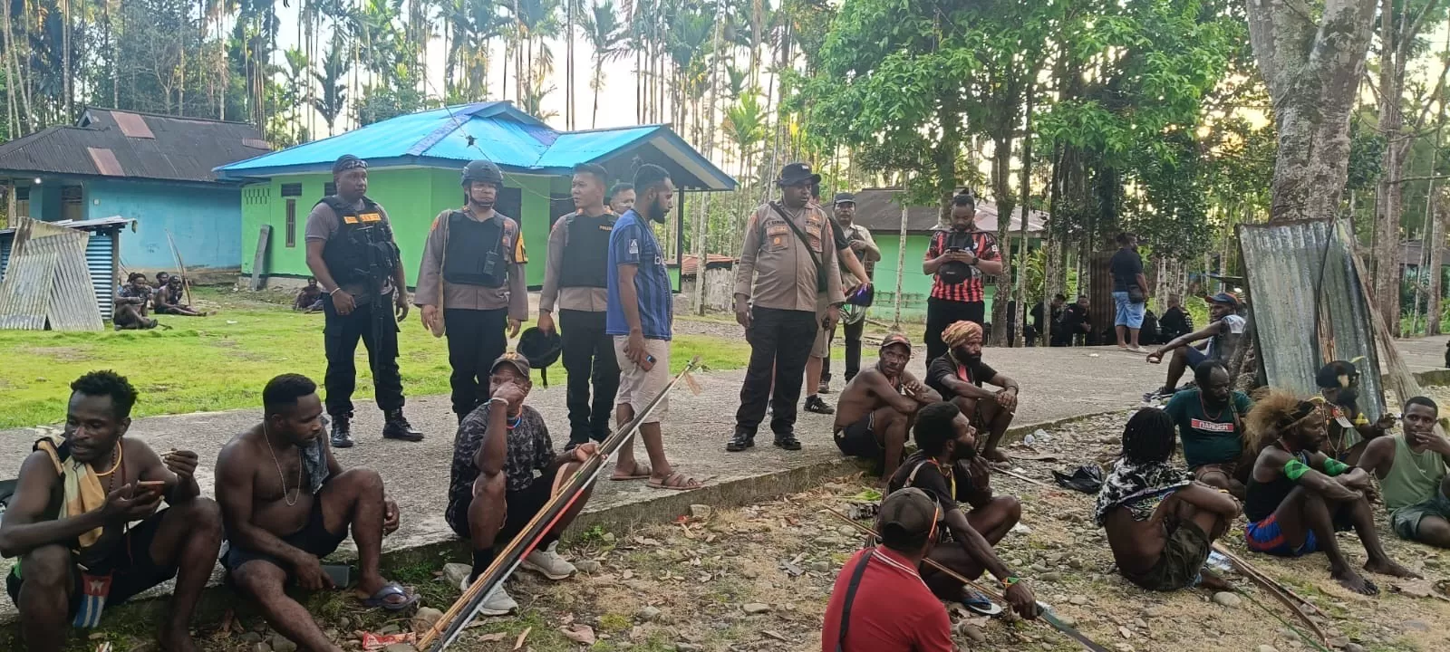 Pihak kepolisian sedang melakukan pengamanan guna menengahi permasalahan yang sedang terjadi di Distrik Kwamki Narama. (Polsek Kwamki Narama).