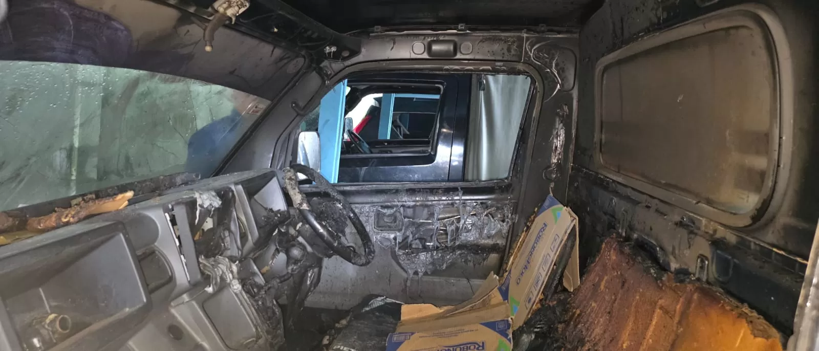 Kondisi bagian depan mobil pickup yang terbakar. (CEPOSONLINE.COM/Entis for Cepos)