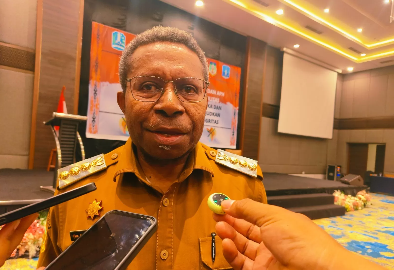 Bupati Waropen, FX Mote, saat diwawancara pada Selasa 14 Oktober 2025. (CENDERAWASIH POS/ISMAIL)