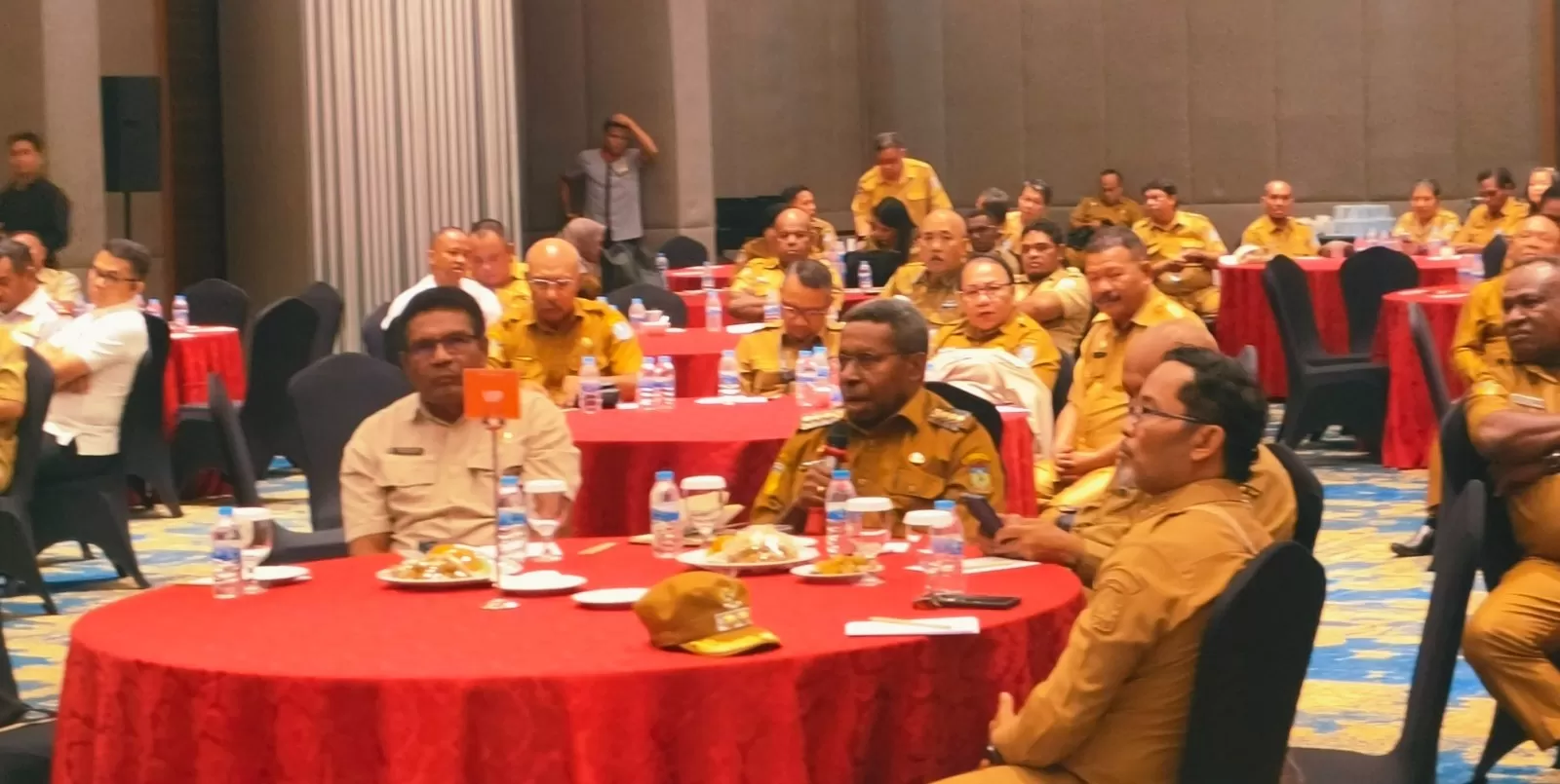 Sosialisasi optimalisasi dan sinergi APIP dan APH, antara Pemkab Waropen dan Biak Numfor pada Selasa 14 Oktober 2025. (CENDERAWASIH POS/ISMAIL)