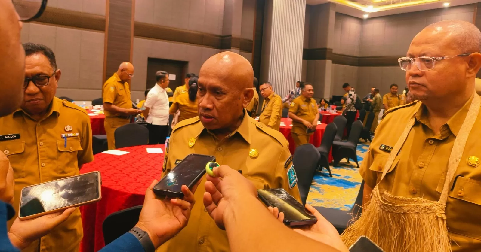 Bupati Biak Numfor Markus Mansnembra, bersama Plt Kepala Inspektorat Provinsi Papua Dani Korwa, saat memberikan keterangan pers pada Selasa 14 Oktober 2025. (CENDERAWASIH POS/ISMAIL)