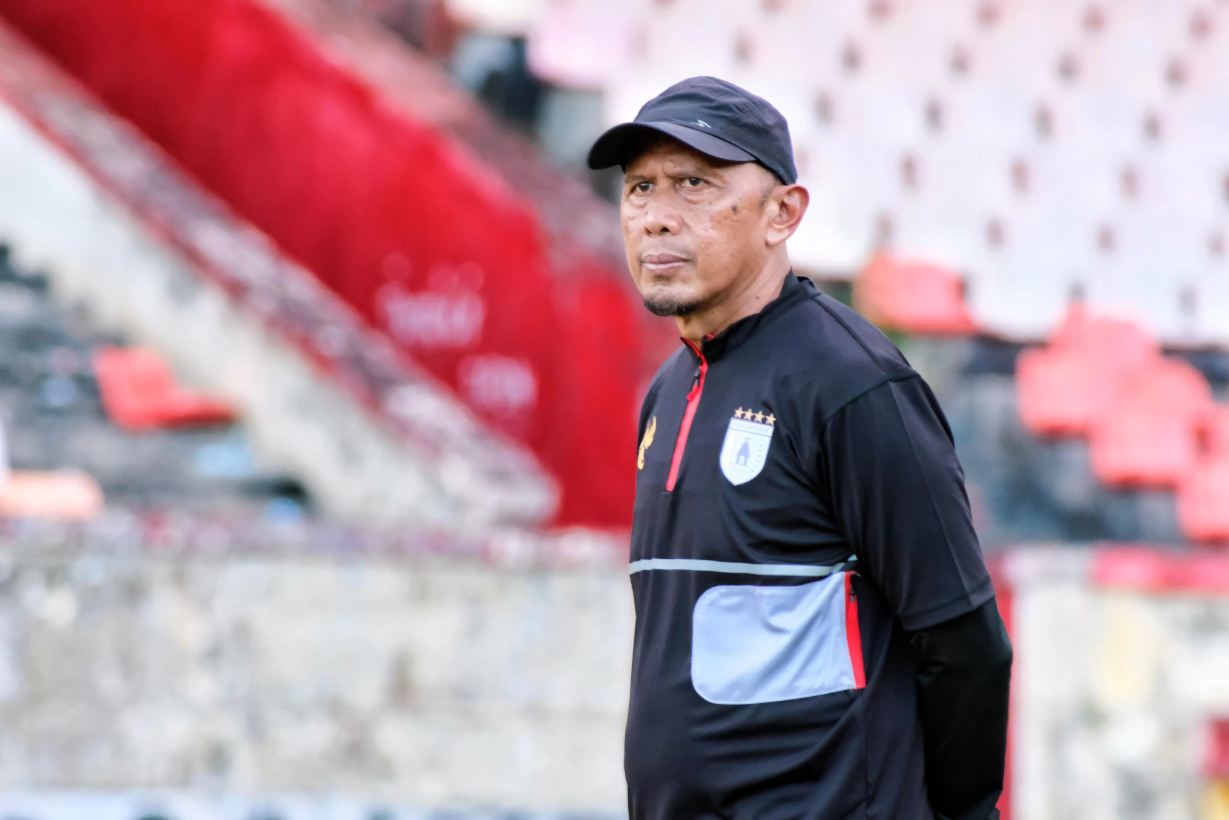 Potret Pelatih Persipura, Rahmad Darmawan, di sesi latihan Persipura pada Selasa 14 Oktober 2025 (CEPOSONLINE.COM/GRATIANUS SILAS)