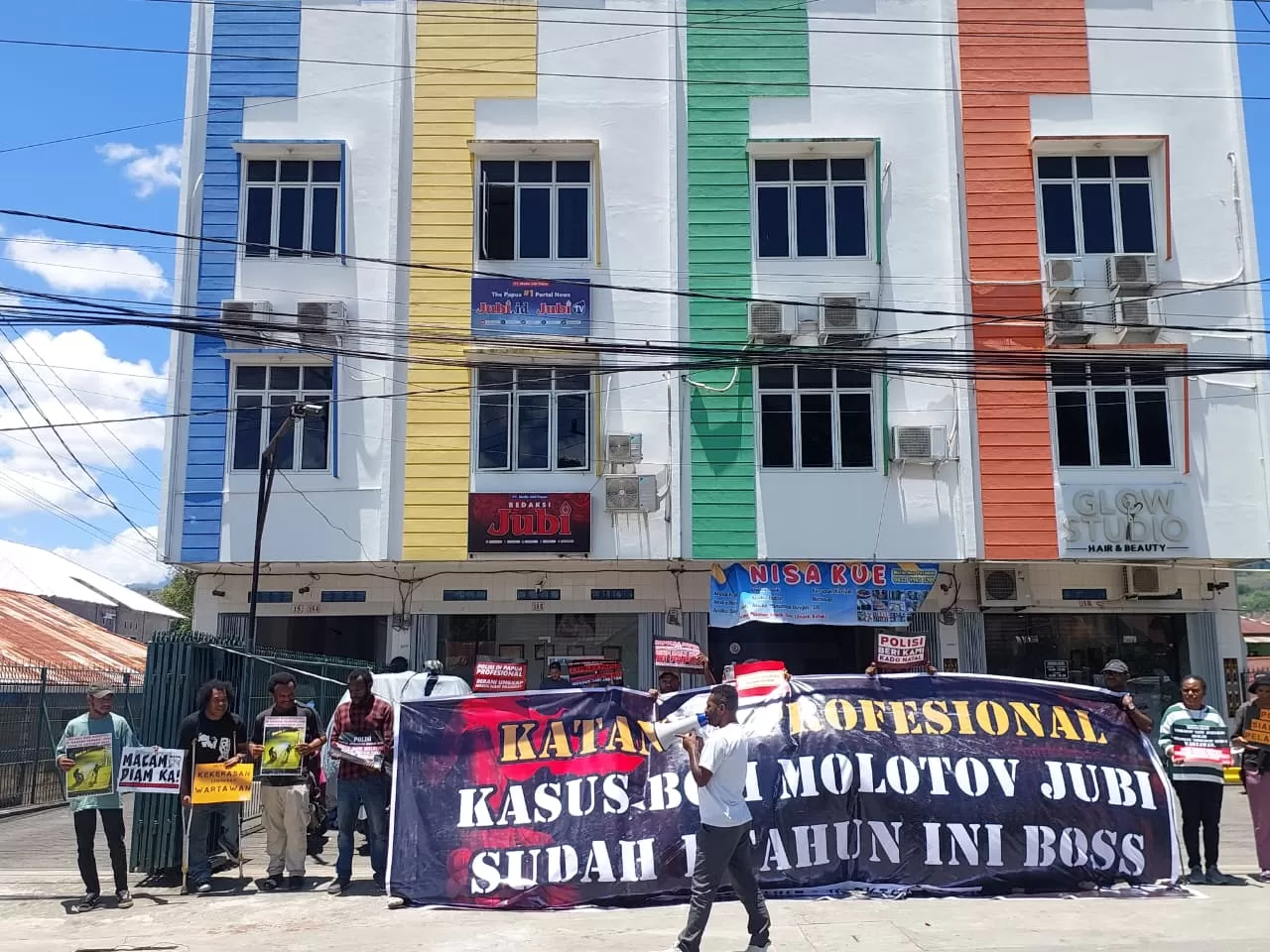 Koalisi Advokasi Keadilan dan Keselamatan Jurnalis di Tanah Papua gelar aksi demonstrasi damai di depan Kantor Jubi, Kamis (16/10/2025).(CEPOSONLINE.COM/Karel)