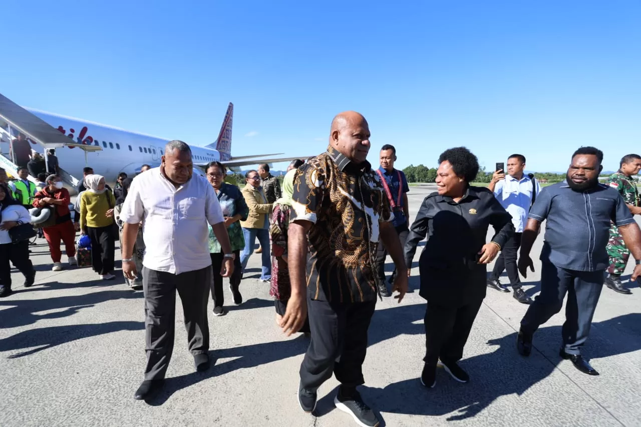 Gubernur Papua, Matius Fakhiri, dan Wakil Gubernur Papua, Aryoko Rumaropen, tiba di Bandara Sentani, Kabupaten Jayapura, Papua, pada Kamis, 16 Oktober 2025, pagi. (PEMPROV PAPUA)