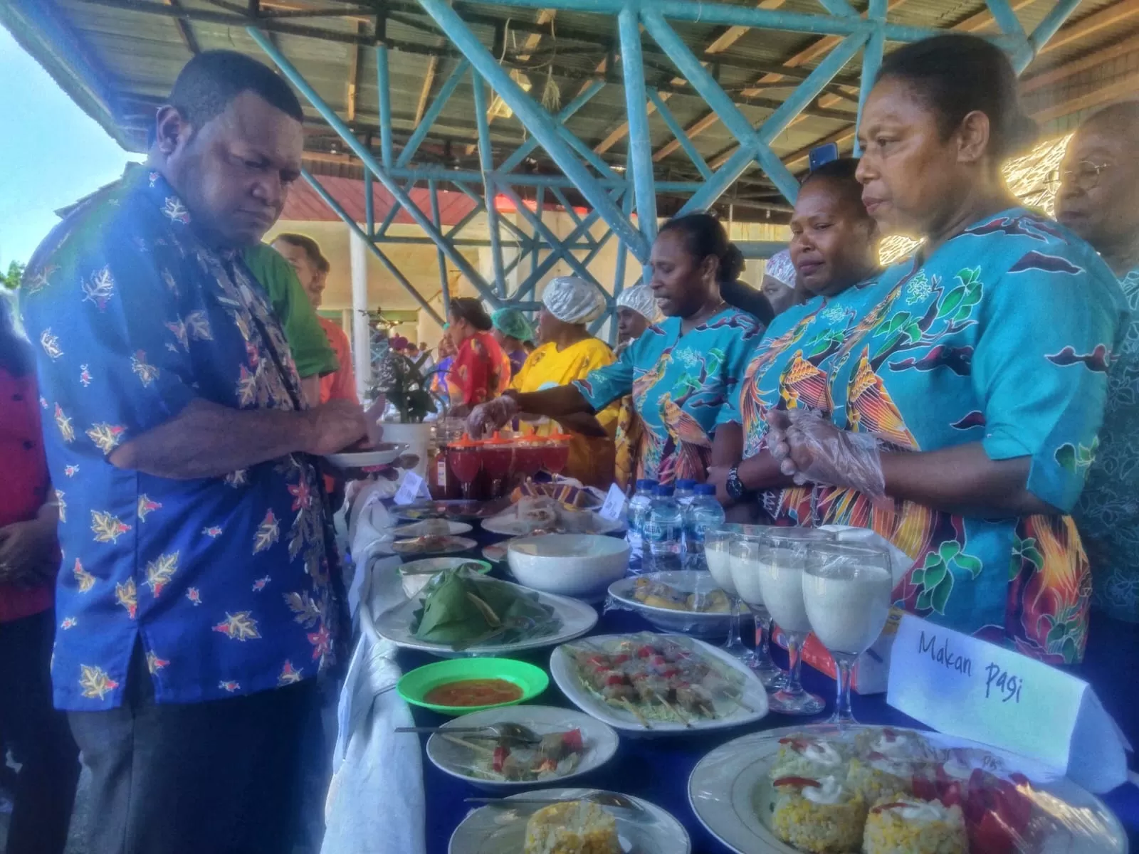 Wakil Bupati Jayapura Haris R. Yocku saat mengunjungi pameran pangan lokal yang dikemas dalam lomba cipta menu B2SA, di Kabupaten Jayapura. Kegiatan ini dalam rangka Hari Pangan Sedunia.