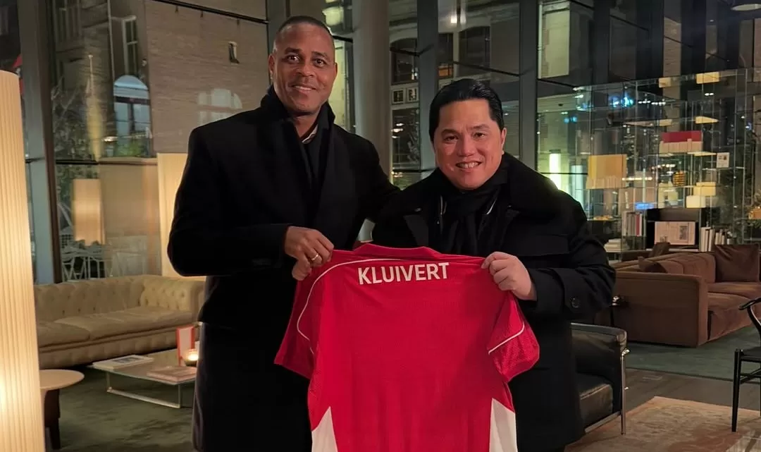 Ketua Umum PSSI, Erick Thohir (kanan) saat pertama kali memperkenalkan Patrick Kluivert (kiri) sebagai Pelatih Timnas Indonesia. (INSTAGRAM/ERICK THOHIR)