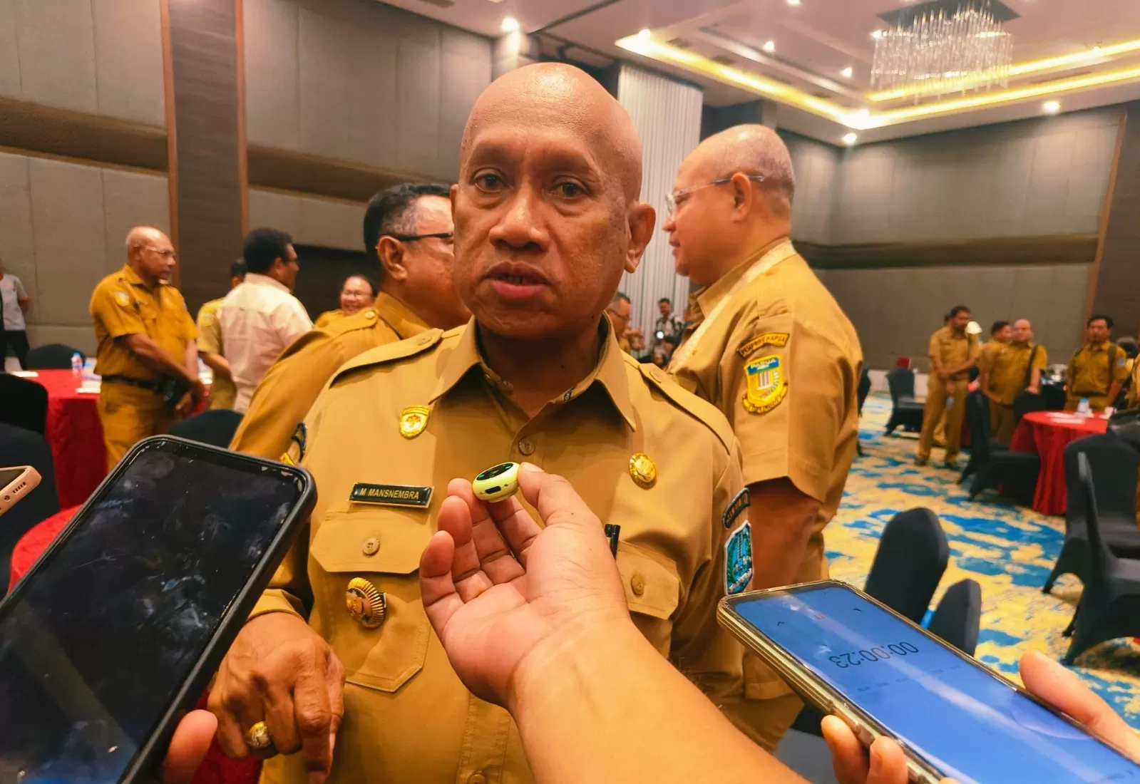 Ketua Asosiasi Bupati se Wilayah Adat Saireri, Markus Mansnembra. (CENDERAWASIH POS/ISMAIL)