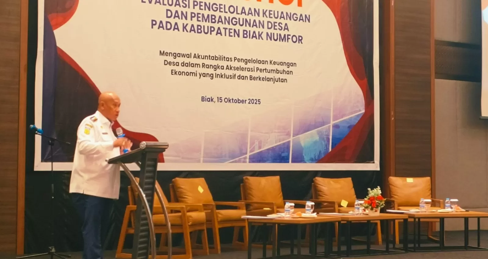 Bupati Biak Numfor Markus Mansnembra saat membuka kegiatan Workshop Evaluasi Pengelolaan Keuangan dan Pembangunan Desa pada Kabupaten Biak Numfor, yang digelar oleh BPKP RI Perwakilan Papua, Biak.