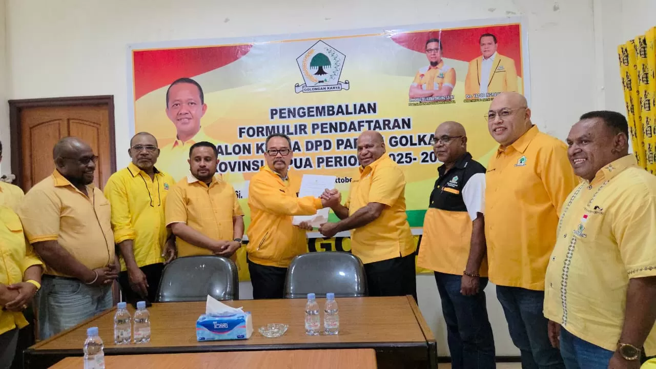 Mathius Fakhiri saat mengembalikan berkas pencalonannya untuk posisi Ketua DPD Partai Golkar Papua, dan diterima langsung Ketua Steering Committee, Tan Wie Long, di  Kantor Golkar, Kamis (16/10/2025).