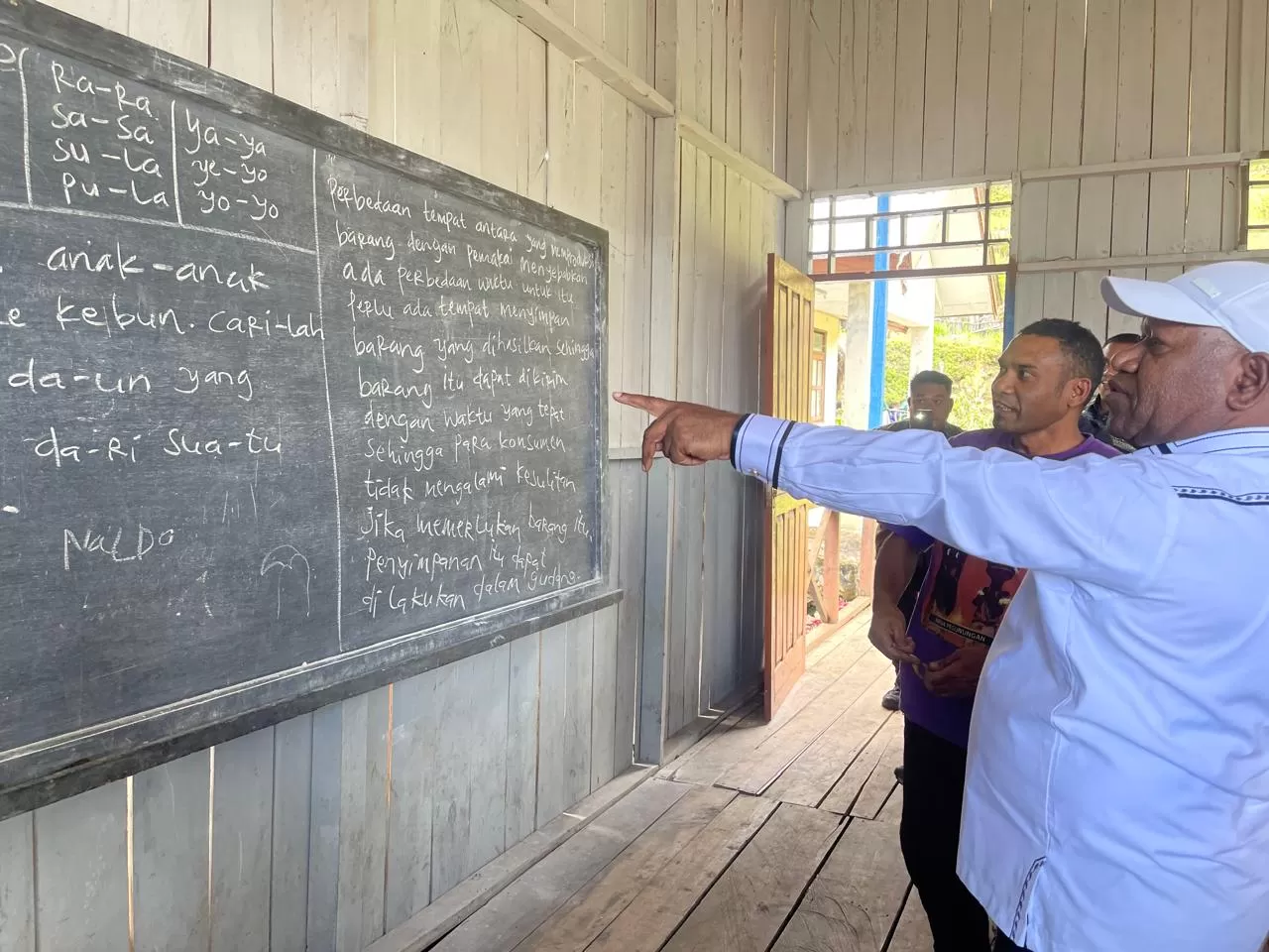 Wakil Bupati Jayawijaya, Ronny Elopere saat berbincang dengan salah satu guru, di SD Negeri Abuneri, Distrik Pyramid, Kabupaten Jayawijaya, Kamis (16/10/2025).