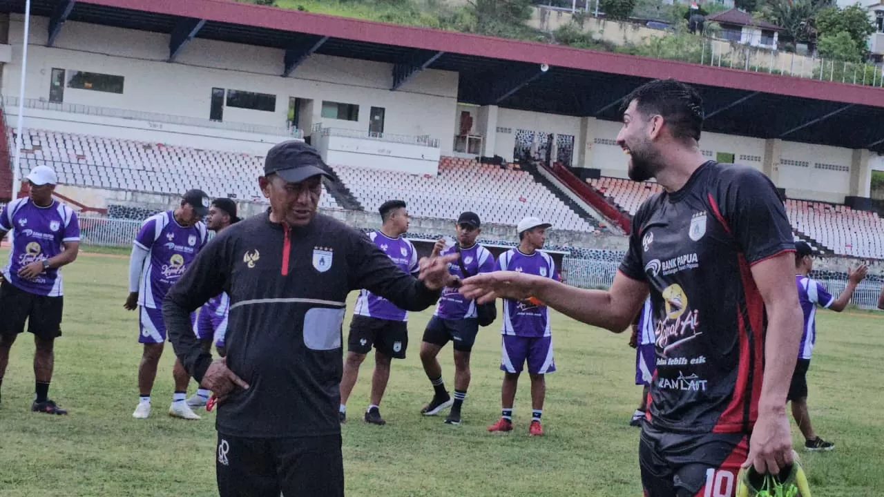 Pelatih Persipura, Rahmad Darmawan saat berdikusi dengan pemain depan Persipura, Mathues Da Silva. (CEPOSONLINE.COM/HANS PALEN).
