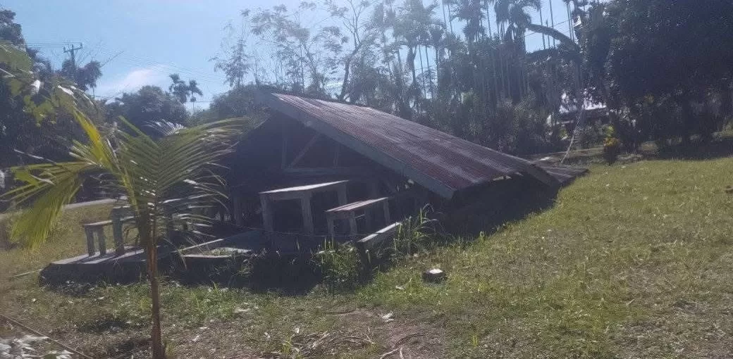 Salah satu rumah warga yang roboh akibat gempa yang terjadi di Sarmi, Papua, pada Kamis 16 Oktober 2025. (CEPOSONLINE.COM/BPBD SARMI).