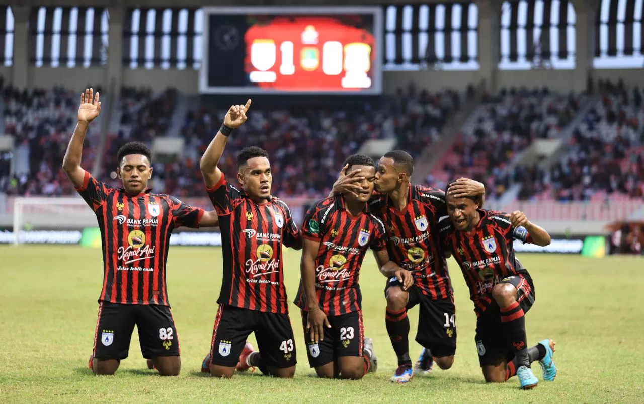 Selebrasi pemain-pemain Persipura setelah Ramai Rumakiek mencetak gol ke gawang Persiba Balikpapan di Stadion Lukas Enembe, Minggu (19/10/2025). (Ceposonline.com/Erianto)