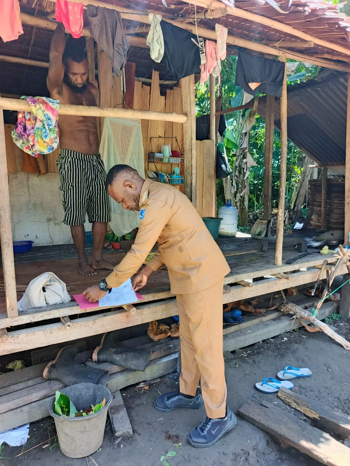 Kepala Distrik Apawer Hulu, Habel Awawiryam, saat mendata rumah warga yang rusak akibat Gempa susulan di Aurimi,Minggu(19/10/2025) (CEPOSONLINE.COM/Vicky Ambani)