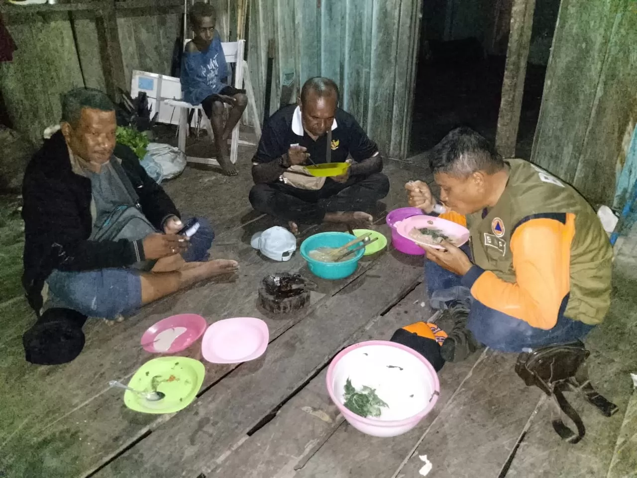 Bupati Sarmi bersama rombongan menikmati Papeda dan Kuah Ikan bersama warga Kampung Safron Tane, Distrik Tor Atas, Minggu (19/10/2025). (CEPOSONLINE.COM/Vicky Ambani)