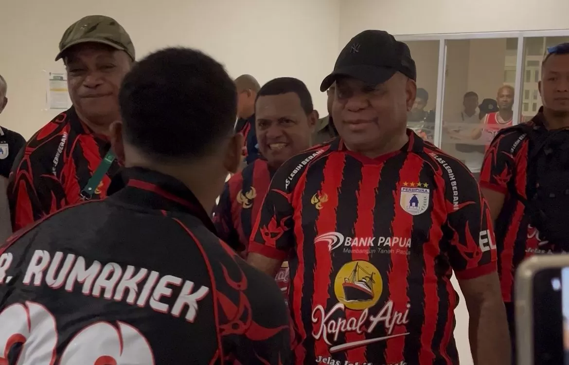 Gubernur Papua, Matius Fakhiri saat memberi selamat kepada pemain Persipura, Ramai Rumakiek, usai memimpin timnya meraih kemenangan atas Persiba di Stadion Lukas Enembe Sentani, Minggu 19 Oktober 2025