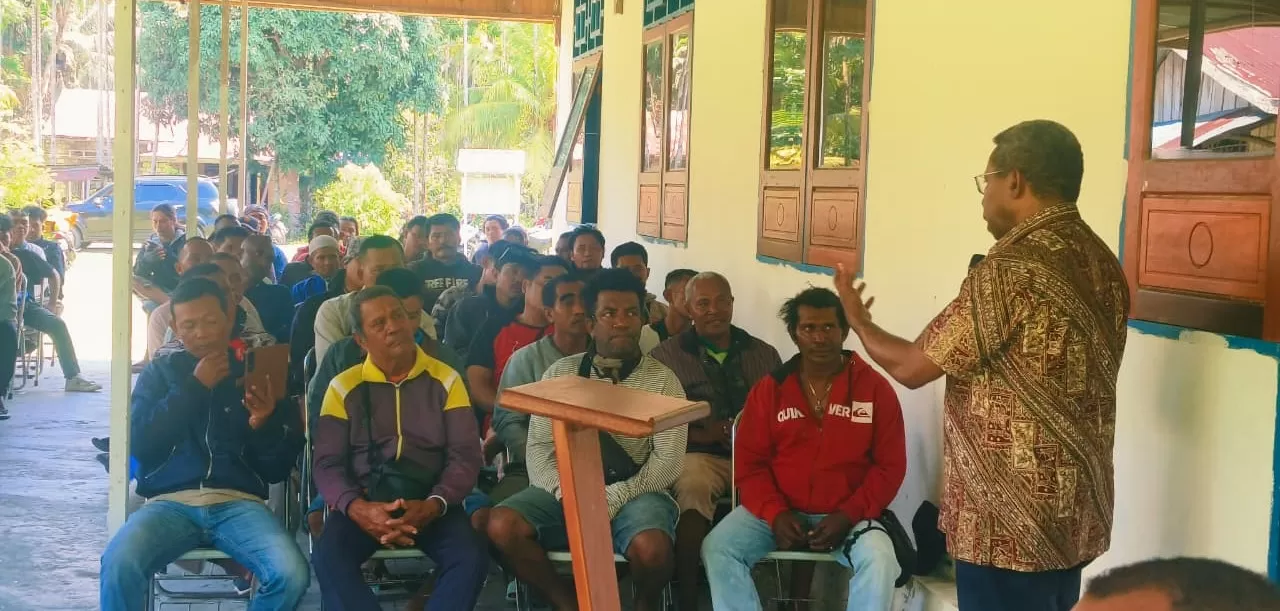 Bupati FX Mote saat bersama para tukang ojek yang tergabung dalam SAR Waropen, Sabtu 18 Oktober 2025. (CENDERAWASIH POS/ISMAIL)