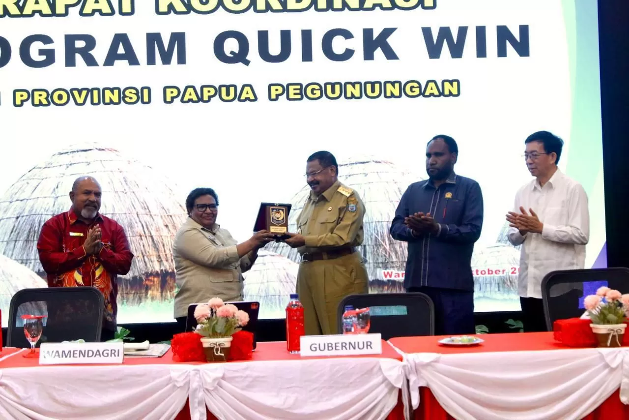 Gubernur Papua Pegunungan, John Tabo, bersama Wamendagri Ribka Haluk di Wamena, Senin 20 Oktober 2025. (Kemendagri)