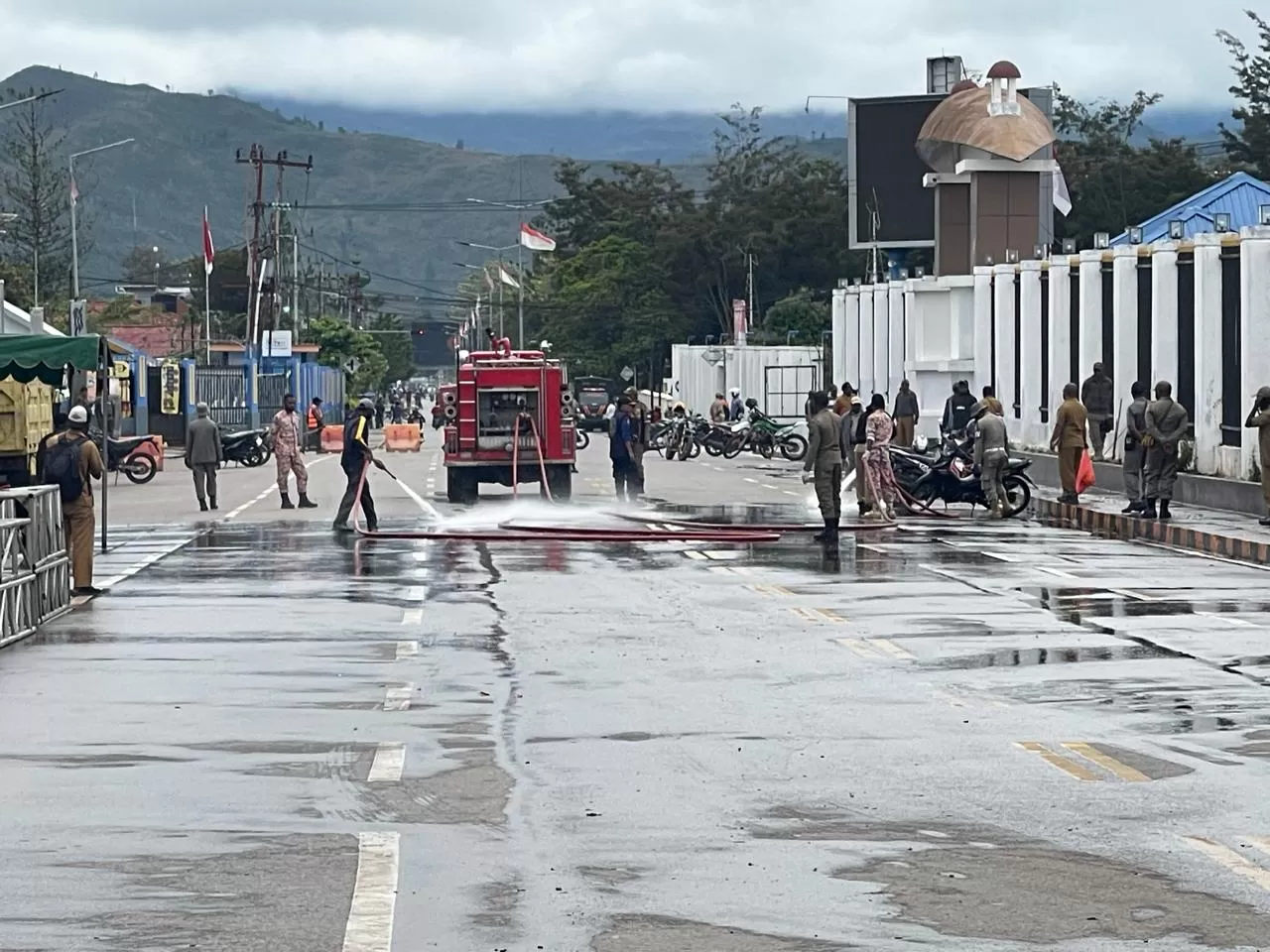 ASN Pemkab Jayawijaya saat membersihkan jalan di depan kantor Bupati Jayawijaya dan tugu Salib Wamena usai pelaksanaan Festival Musik Reggae. Senin (20/10/2026).