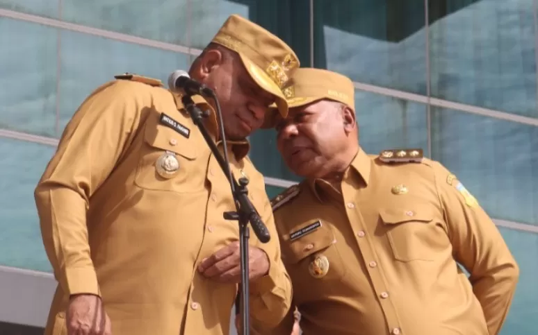 Gubernur Matius Fakhiri didampingi Aryoko Rumaropen ketika memimpin apel perdana, Senin (20/10/2025). (CEPOSONLINE/ELFIRA)