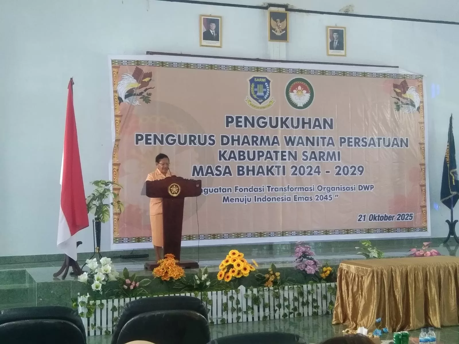 Ketua DWP Provinsi Papua saat mengukuhkan pengurus DWP Kabupaten Sarmi di Aula Kantor Bupati Sarmi, Selasa(21/10/2025). (CEPOSINLINE.COM/Vicky Ambani)