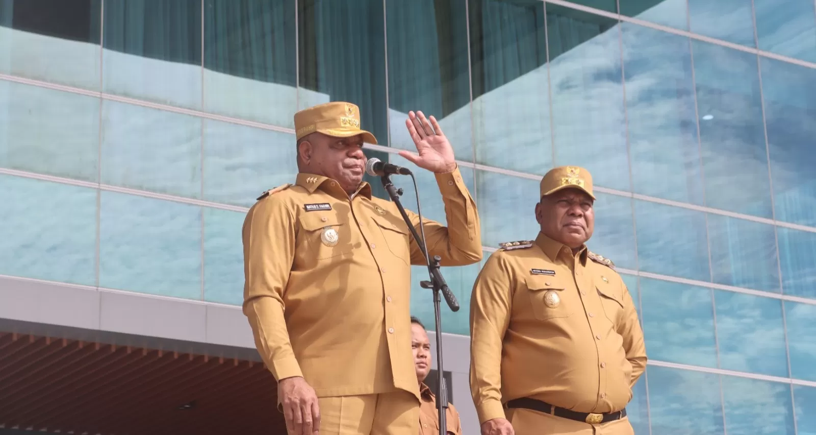Gubernur Papua, Matius Fakhiri, dan Wakil Gubernur Papua, Aryoko Rumaropen, saat memimpin apel pagi di lingkungan Pemprov Papua pada Senin 20 Oktober 2025. (CENDERAWASIH&nbsp;POS/ELFIRA).