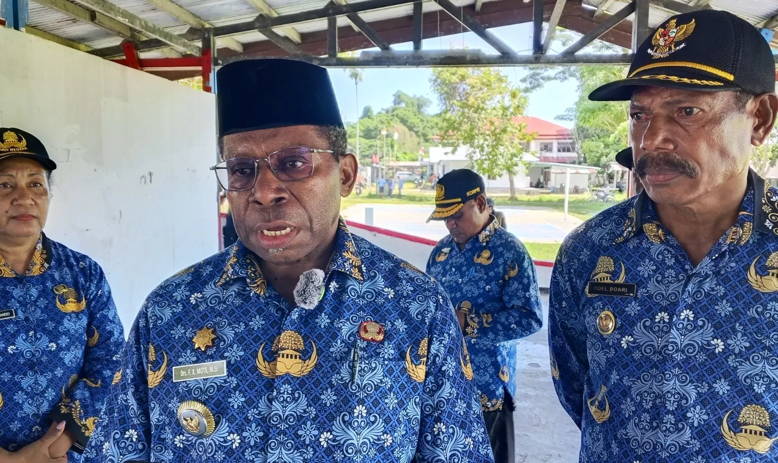 Bupati Waropen, FX Mote, saat diwawancara. (CENDERAWASIH&nbsp;POS/ISMAIL)