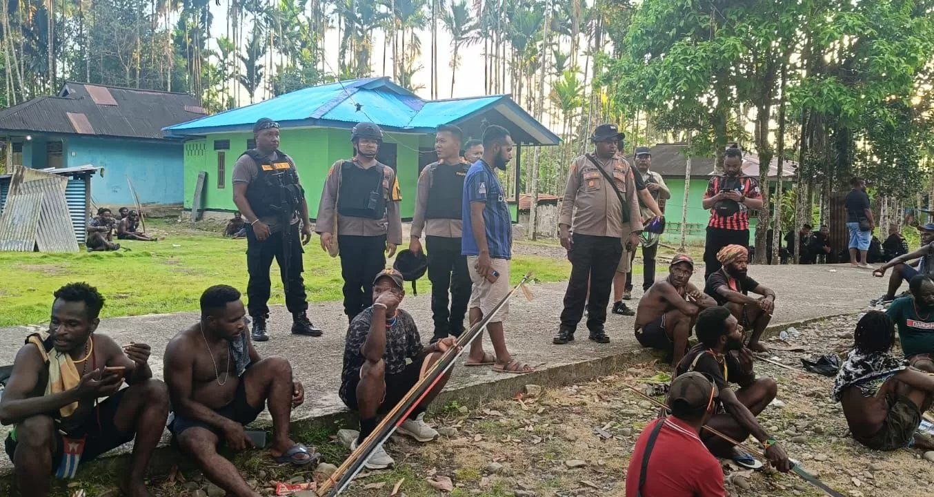 Kapolsek Kwamki Narama, Ipda Yusak Sawaki bersama sejumlah anggota kepolisian sedang bertemu warga di Kwamki Narama. (Polres&nbsp;Mimika).
