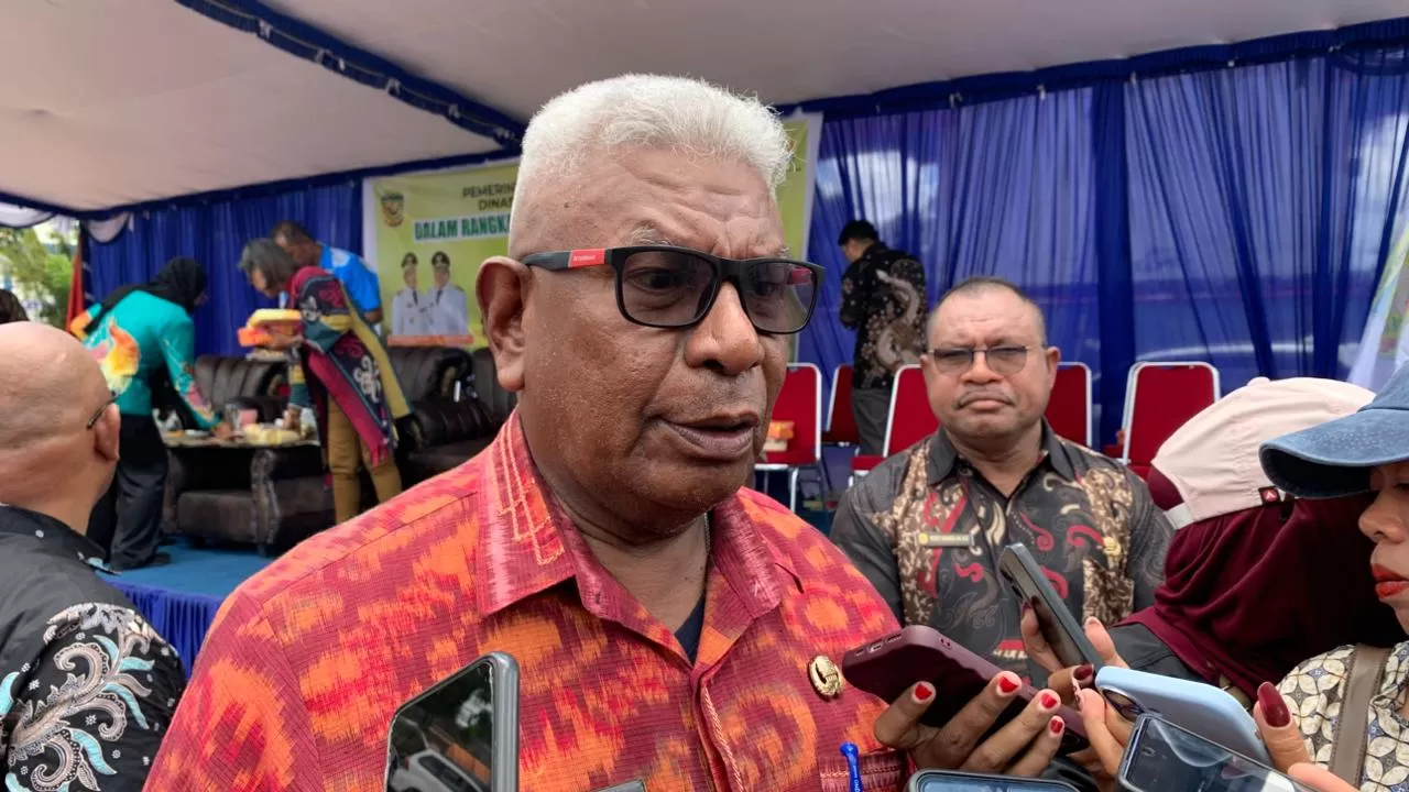 Bupati Mimika, Johannes Rettob. (Cenderawasih Pos/Moh. Wahyu&nbsp;Welerubun).