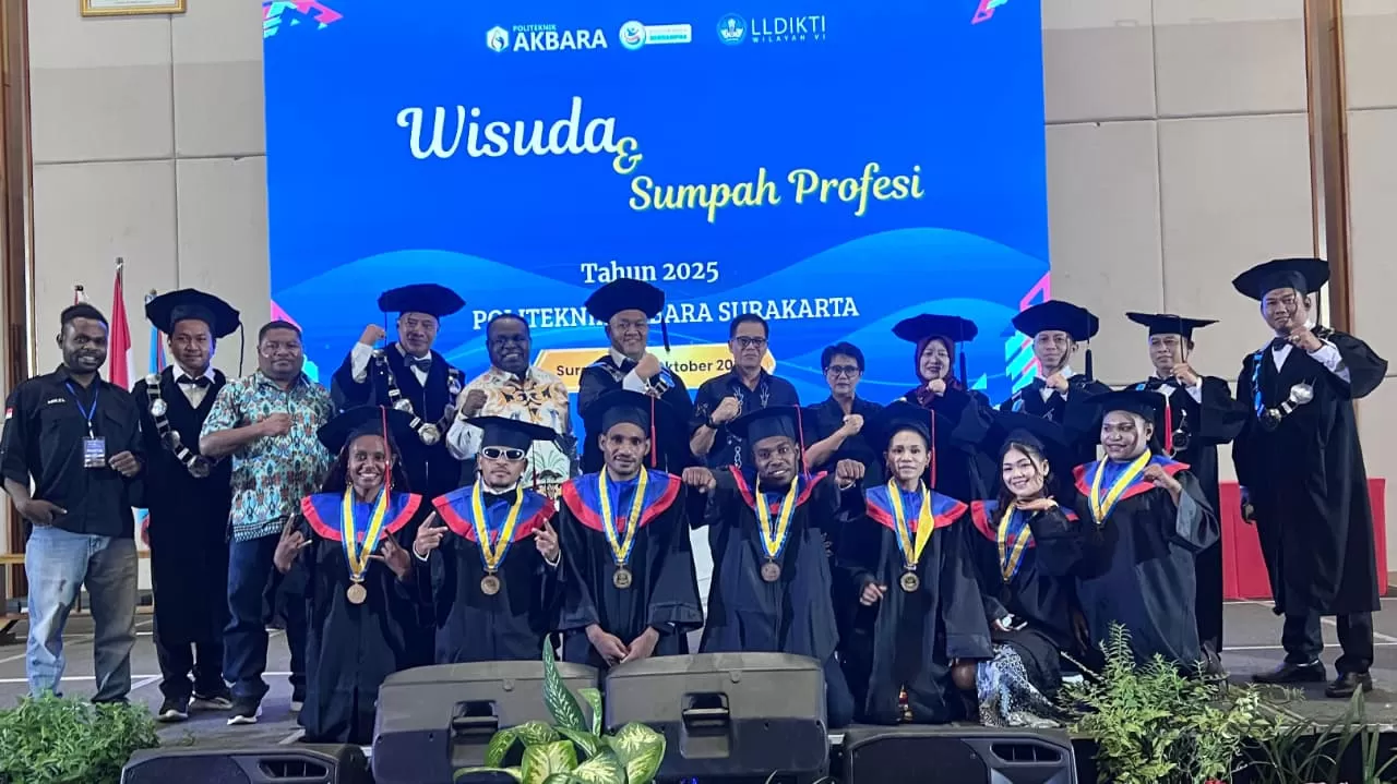 Tujuh wisudawan asal Kabupaten Keerom saat melakukan foto bersama usai diwisuda di Ballroom Hotel Harris Solo, Selasa (21/10/2025).  (CEPOSONLINE.COM/ERIANTO)