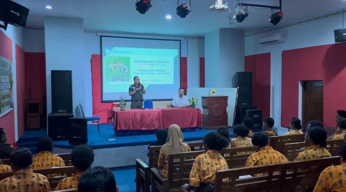 Kejati Papua saat kegiatan penyuluhan program Jaksa Masuk Sekolah di SMA Negeri 5 Jayapura belum lama ini. (CEPOSONLINE.COM/Kejati Papua)