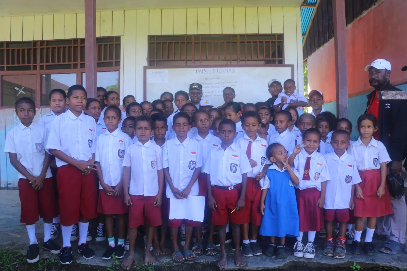 Bupati Waropen FX Mote saat bercengkrama bersama anak-anak di Waropen, saat berkunjung ke salah satu sekolah di Distrik Risei Sayati. (CENDERAWASIH&nbsp;POS/ISMAIL)