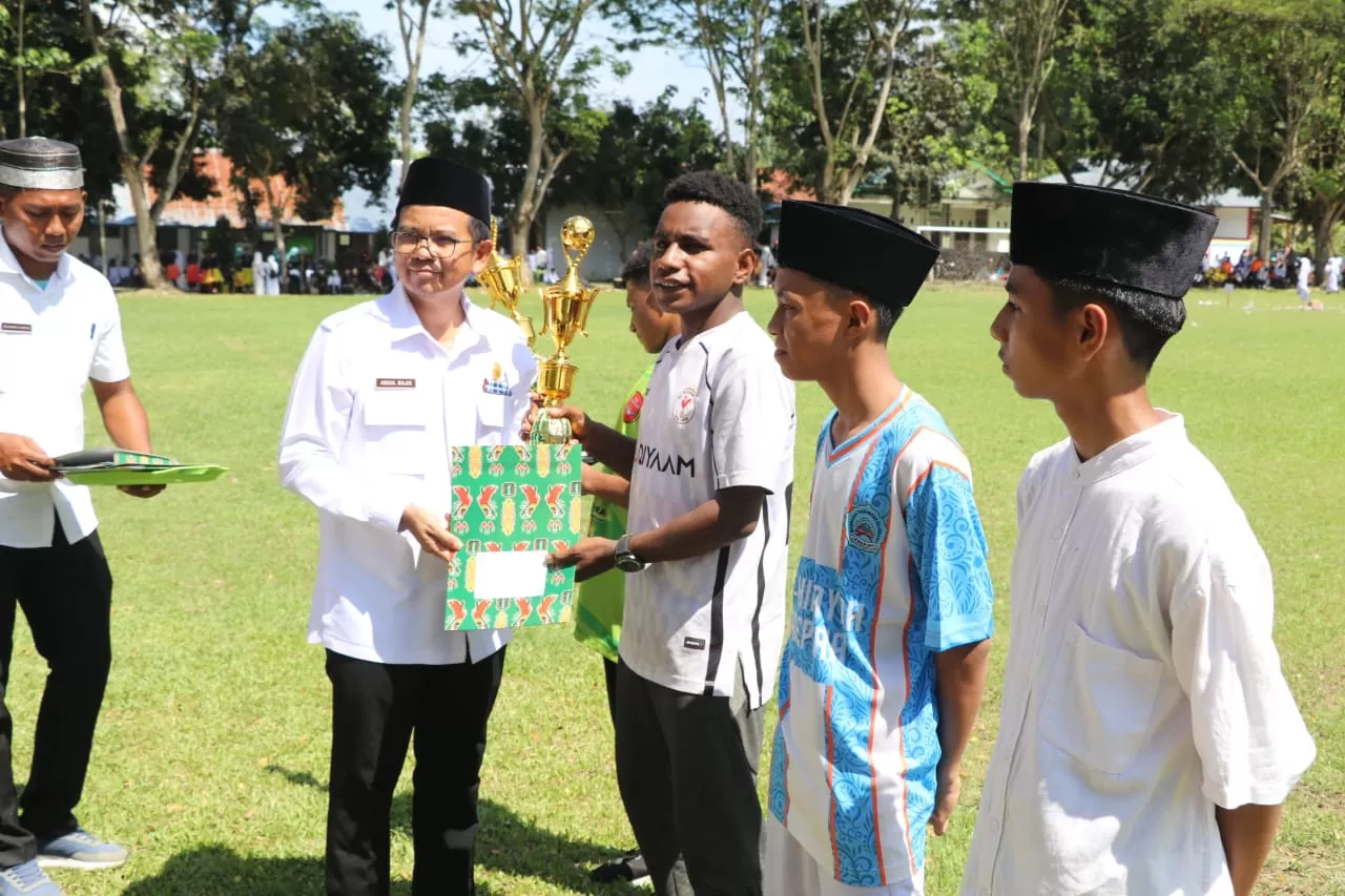 Abdul Majid saat menyerahkan piala kejuaraan Futsal lantas Santri Kota Jayapura di Holtekamp, Rabu (22/10/2025).