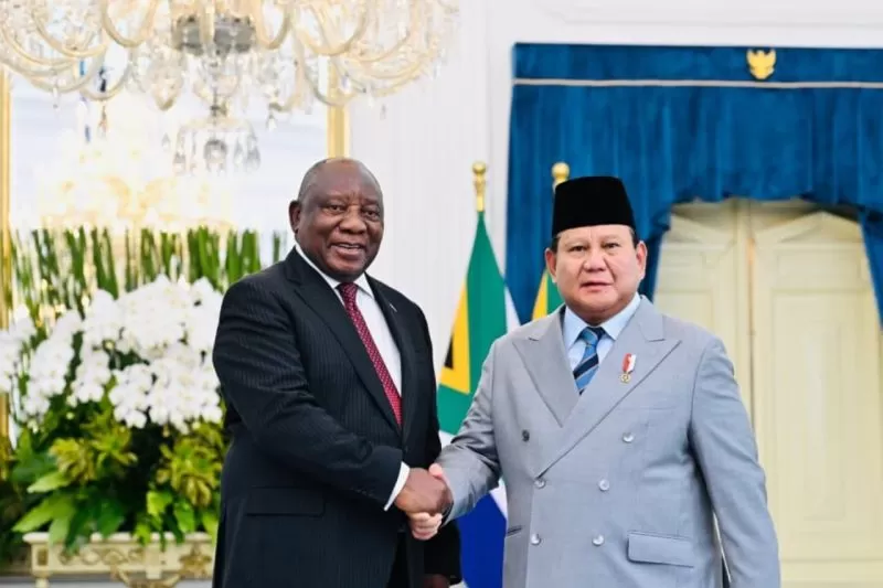 Presiden RI Prabowo Subianto berjabat tangan Presiden Afrika Selatan Matamela Cyril Ramaphosa dalam kunjungan kenegaraan di Istana Merdeka, Jakarta, Rabu (22/10/2025). 