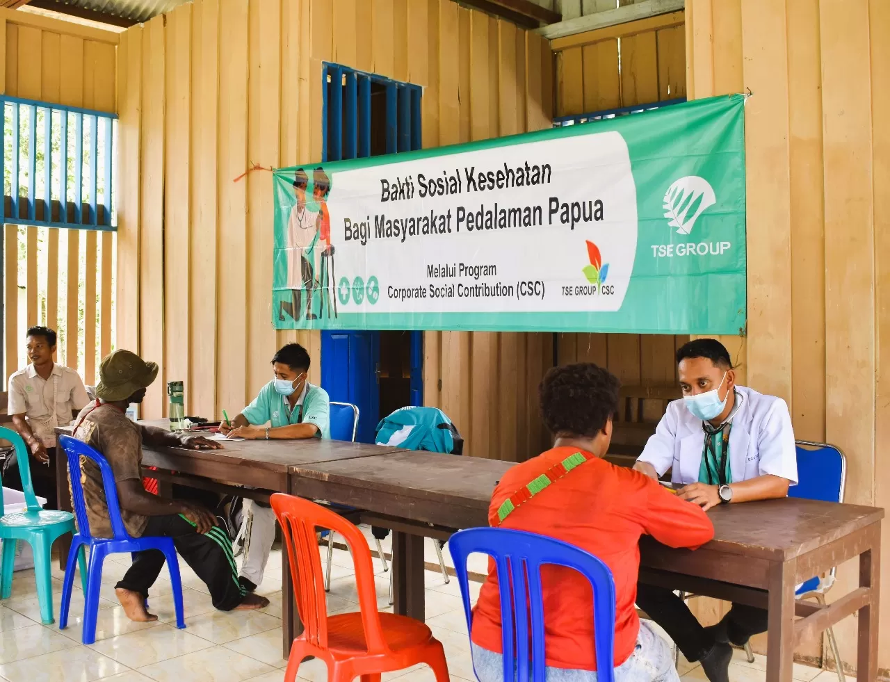 Medis Klinik PT. BCA saat sedang melayani masyarakat yang datang untuk melakukan pemeriksaan di Kampung Selil, Kabupaten Merauke, Papua Selatan, Rabu (15/10/2025).(Ceposonline/Fionny)