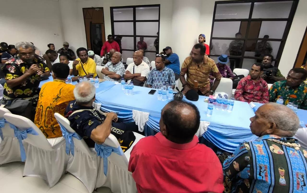 Suasana pertemuan yang dihadiri para ondoafi dan tokoh adat yang difasilitasi MRP di kantor MRP, Kamis (23/10/2025) (Ceposonline.Gamel)