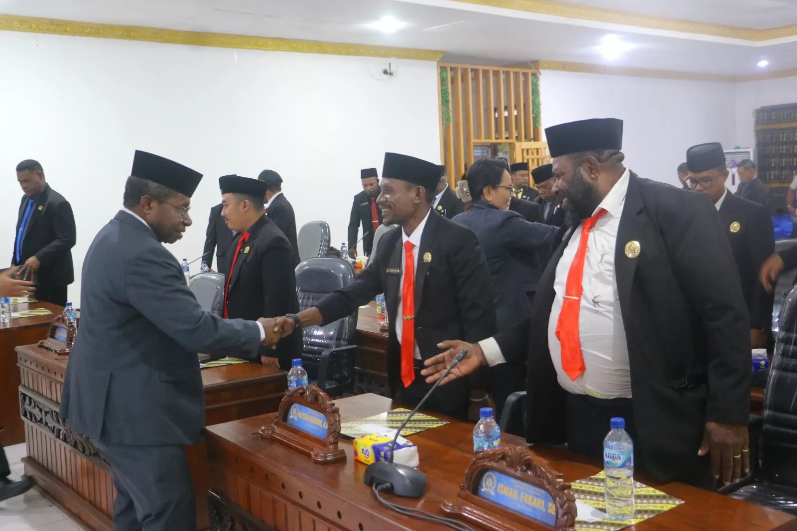 Bupati Waropen FX Mote berjabat tangan dengan Anggota DPRK Waropen pada lanjutan sidang non APBD Raperda RPJMD 2020 - 2025 dan Raperda Perlindungan Perempuan dan Anak, Rabu 22 Oktober 2025 malam. 
