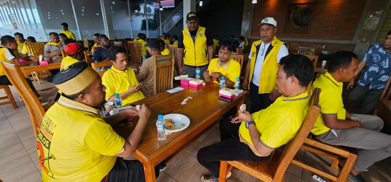 Sebagian peserta tengah serius mengikuti lomba gaple yang dipantau langsung pihak panitia. (CEPOSONLINE.COM/HANS PALEN).
