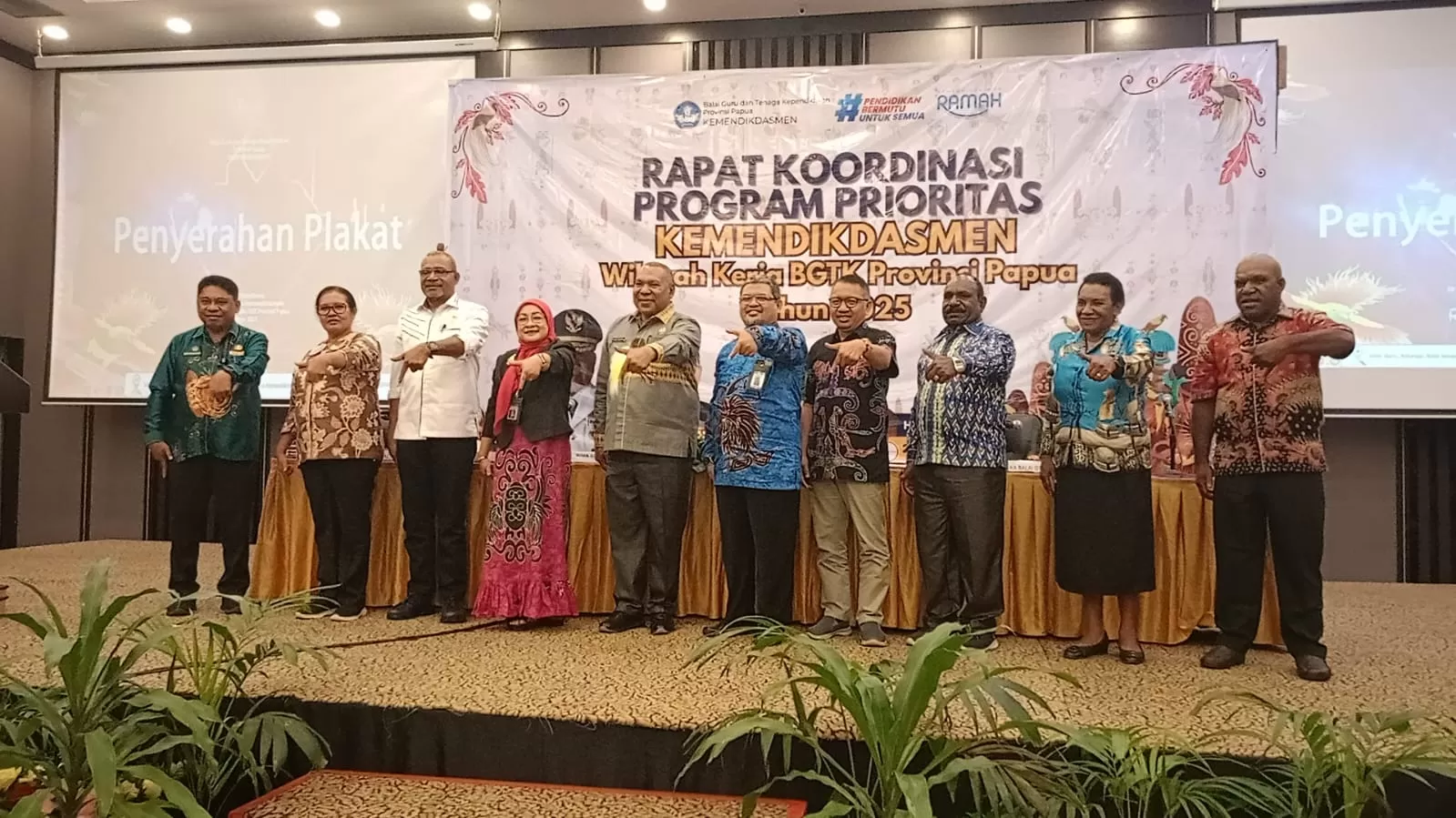 Foto bersama Wagub Papua Aryoko Rumaropen bersama Direktur KSPSTK Ditjen GTKPG, Irwan Junaedi, Kepala BGTK Papua, Fatkurohmah dan pejabat Pemprov Papua saat Rakor Program Prioritas Kemendikdasmen wila ((CEPOSONLINE.COM/PRIYADI))