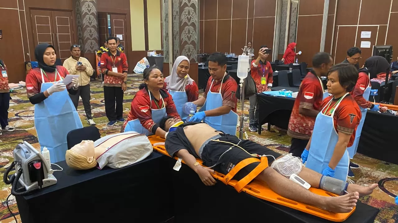 Para perawat RSUD Abepura saat melakukan Simulasi gawat darurat terhadap pasien di Hotel @Home Tanah Hitam Abepura, Jumat (24/10/2025). (Ceposonline.com/Jimi)