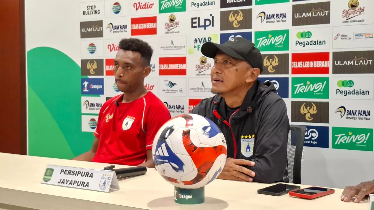 Konferensi pers pra-pertandingan laga kontra Barito Putera bersama Pelatih Persipura, Rahmad Darmawan (kanan) dan pemain Persipura, Ferry Ayomi (kiri), Jumat (24/10/2025).(CEPOSONLINE.COM/PASKAH)