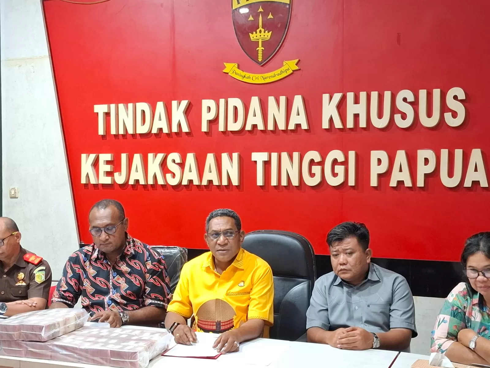 Penyidik Bidang Tindak Pidana Khusus, Kejati Papua saat menyampaikan keterangan pers dan memperlihatkan barang bukti uang sebesar Rp 2 miliar yang disita dari tersangka, Jumat (24/10/2025) malam.