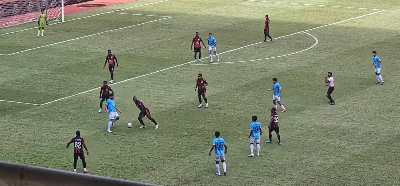 Pemain Persipura ketika menjalani pertandingan menghadapi Barito Putra di Stadion Lukas Enembe, Sabtu (25/10/2025). (CEPOSONLINE.COM/HANS PALEN)