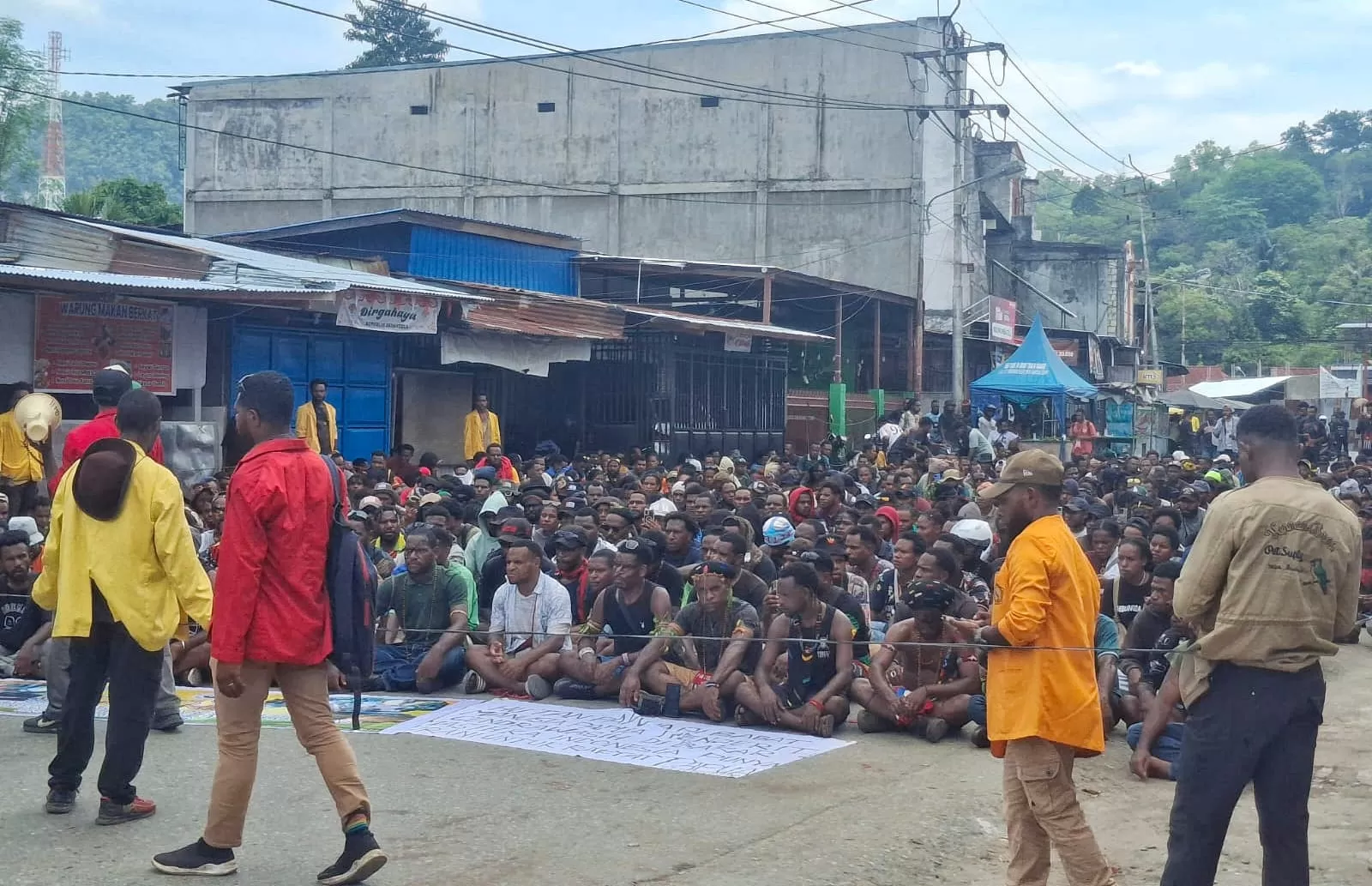 Para pendemo di Perumnas III Waena nampak sudah berkumpul untuk menyampaikan bentuk protes terkait pembakaran Mahkota Cenderawasih di Perumnas III Waena, Senin (27/10/2025)(CEPOSONLINE.COM/NUEL)