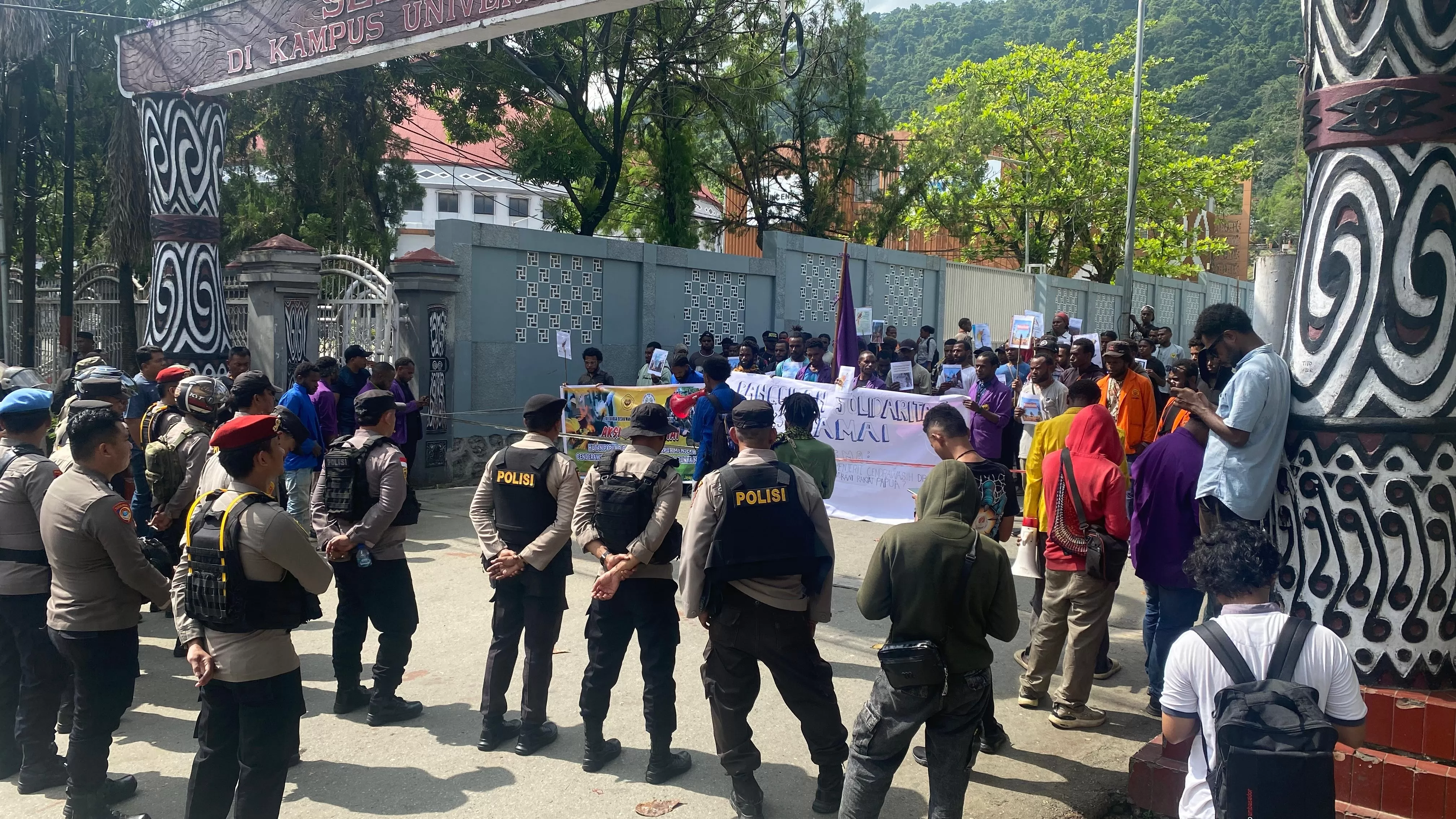 Masa aksi yang tergabung dalam Keluarga Mahasiswa Universitas Cenderawasih (Uncen) mengelar aksi demo damai di gapura Uncen Bawah, Senin (27/10/2025) (Ceposonline.com/Jimi)
